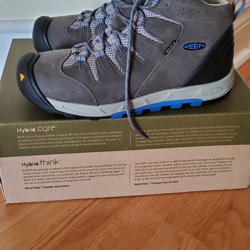 NEW KEEN MEN BOOTS IN ORIGINAL PACKAGE. HALF PRICE.